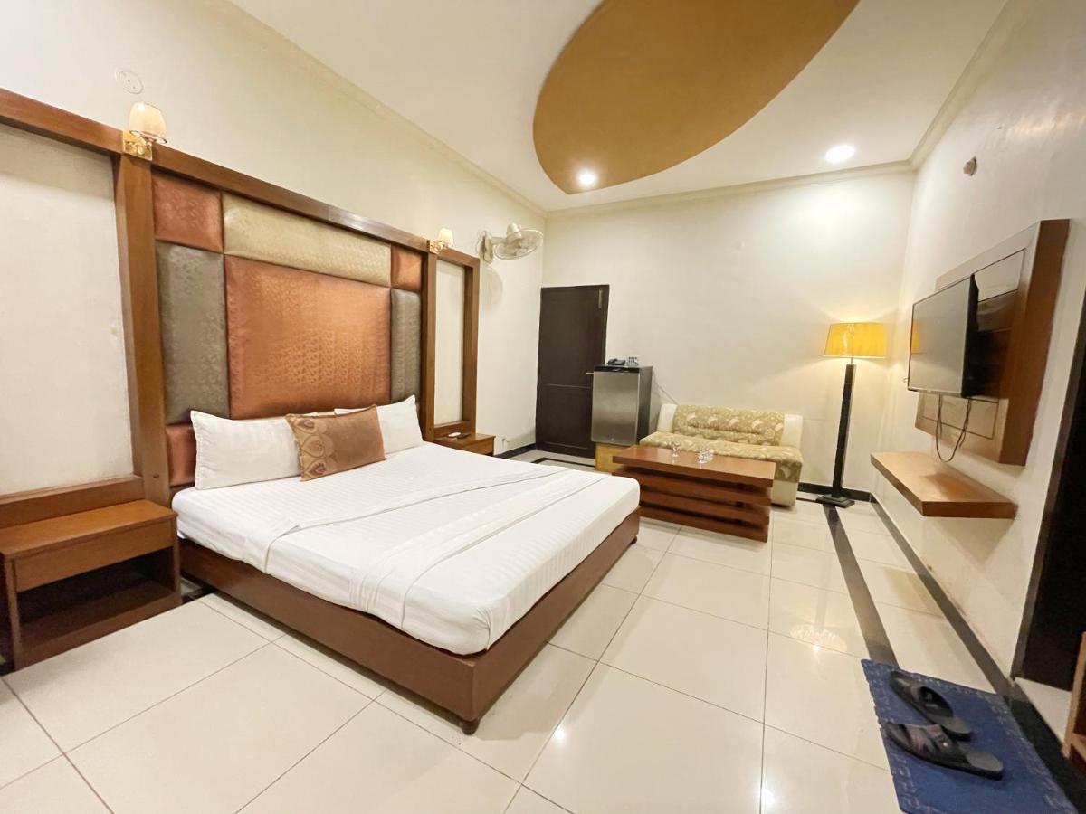 Hotel Мултан Екстер'єр фото