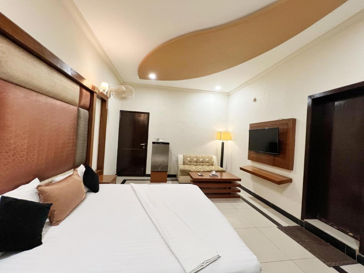 Hotel Мултан Екстер'єр фото