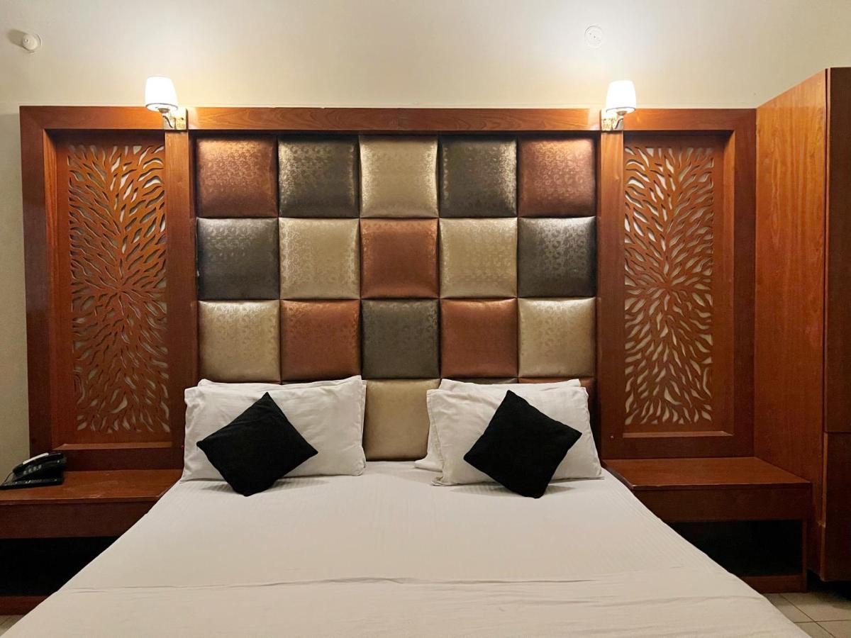 Hotel Мултан Екстер'єр фото