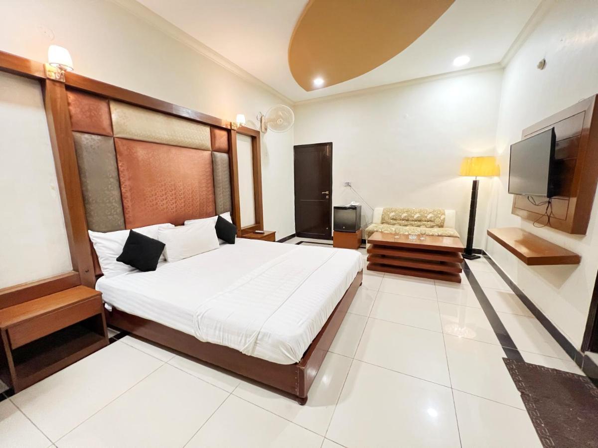 Hotel Мултан Екстер'єр фото
