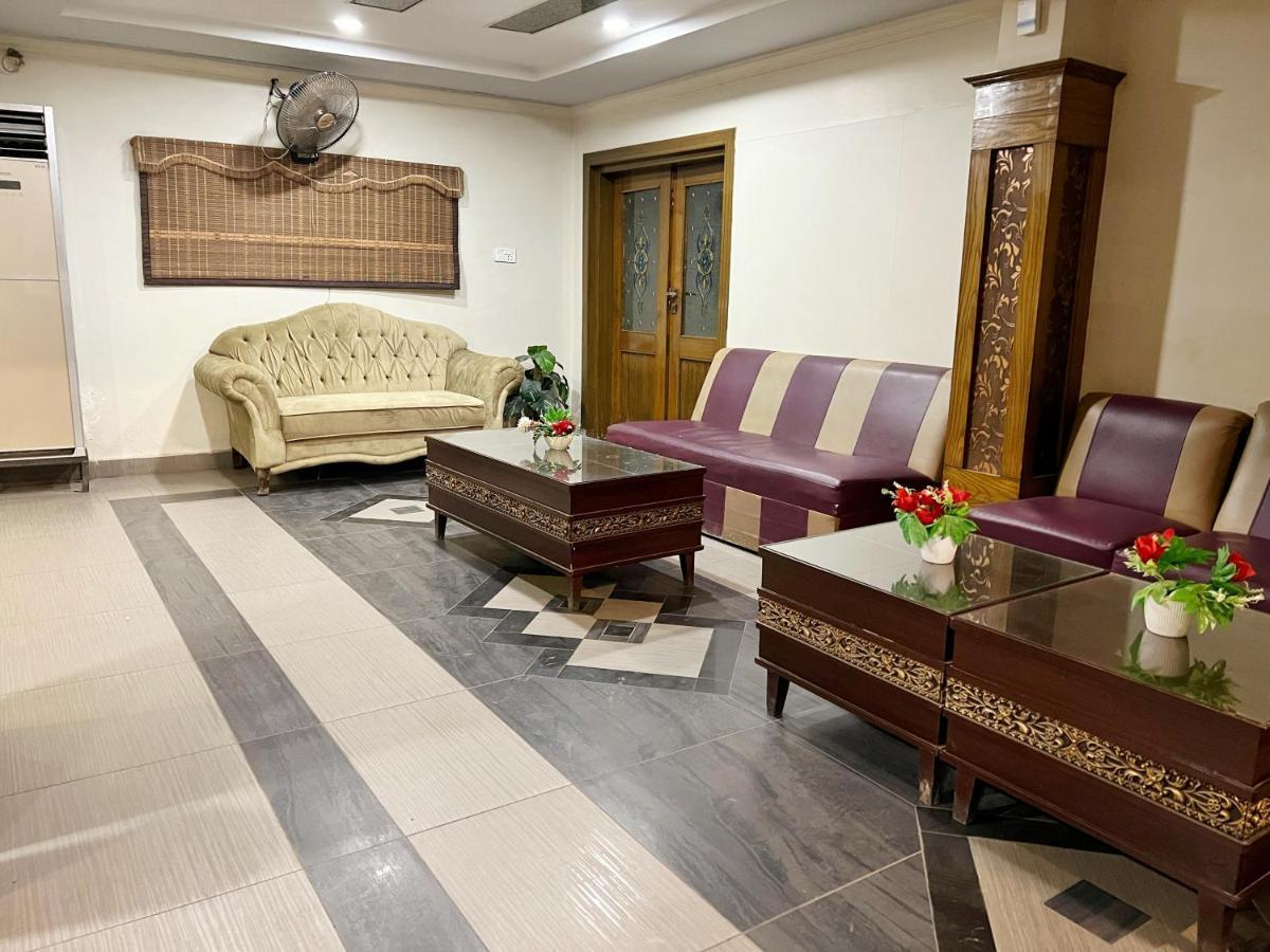 Hotel Мултан Екстер'єр фото