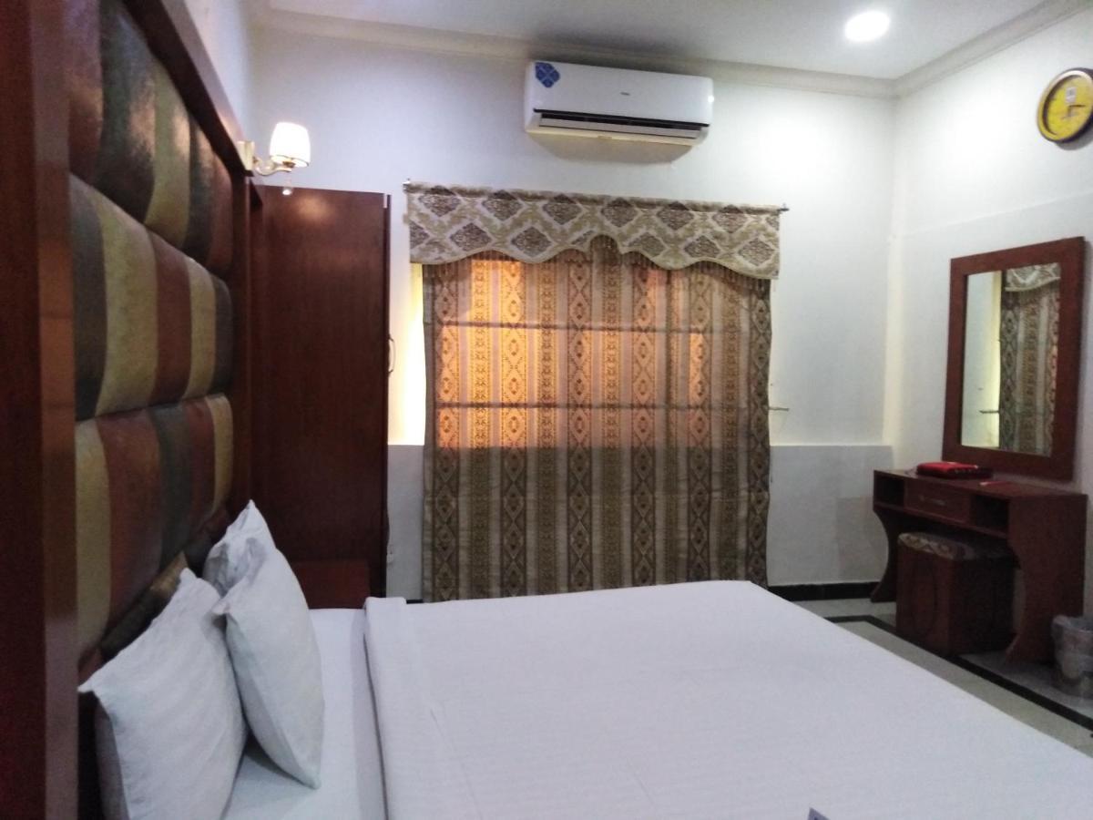 Hotel Мултан Екстер'єр фото